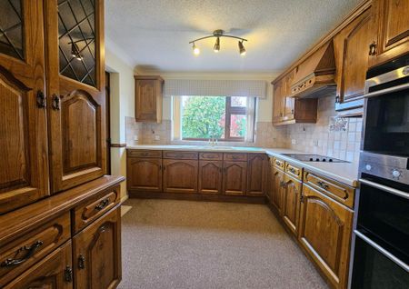 Cedars Avenue, Wombourne, Wolverhampton - Photo 2