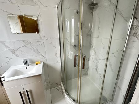 1 bedroom in a house share to rent - Photo 5