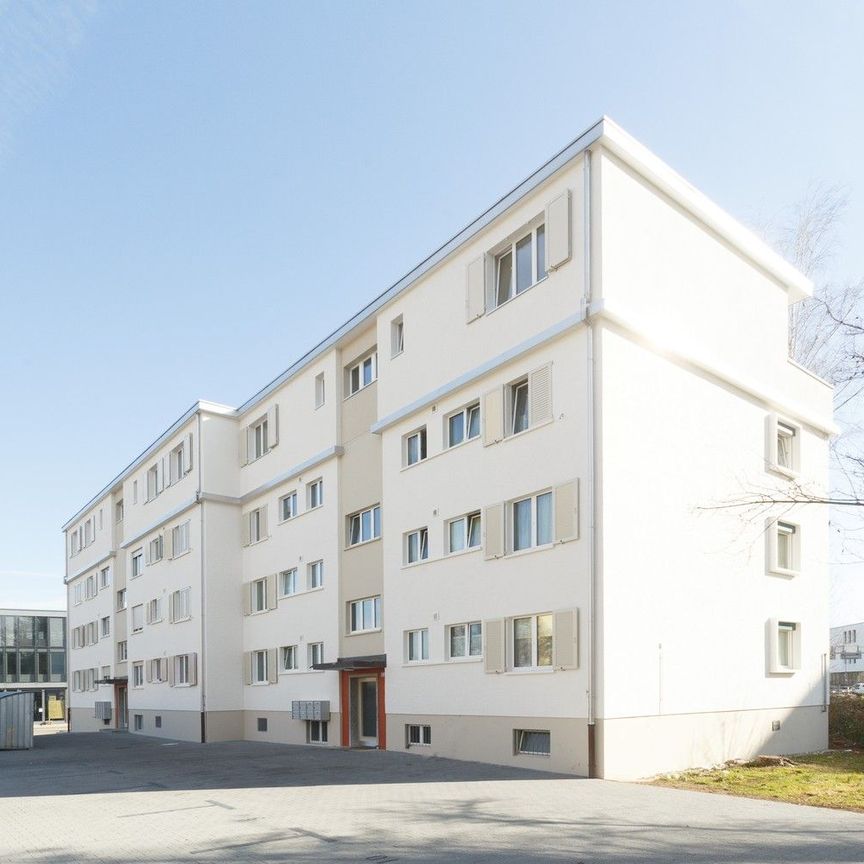 Neusanierte, helle 3-Zimmer-Wohnung an bestens erschlossener Lage in Dietlikon - Photo 1