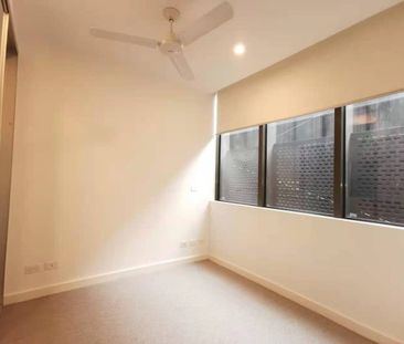 1 bedroom 1 bathroom in North Melbourne - Photo 2