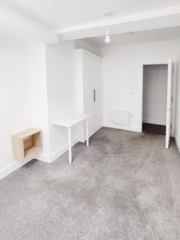 1 bedroom in a house share to rent - Photo 4