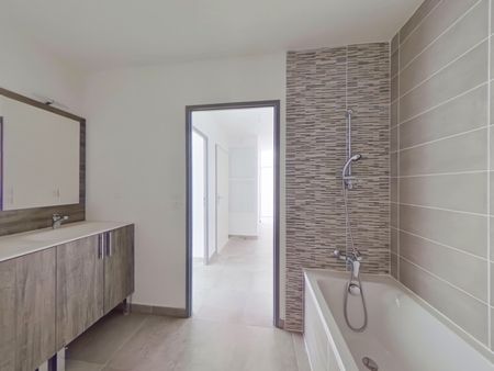 Location Appartement 3 pièces 63m² NIMES 30000 - Photo 3