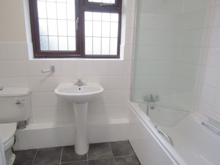 4 bedroom detached house to rent - Photo 3