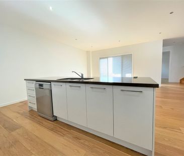 Three bedrooms and two bathrooms with a beautiful living environment - Photo 6