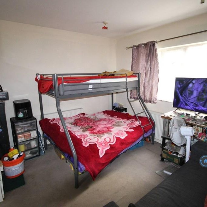 3 bedroom flat to rent - Photo 1