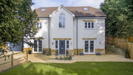 5 bedroom detached house to rent - Photo 3