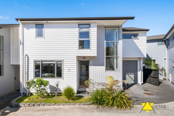 Modern Fully Furnished Family Home in Te Atatu South - Photo 1