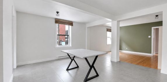 Grand 8 1/2 avec 4 chambres Saint-Jerome - Photo 2