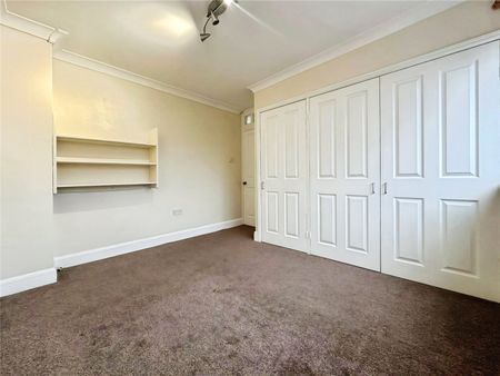 Meadow Gardens, Staines, Middlesex, TW18 3HE - Photo 5