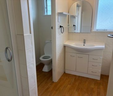 3 BEDROOM - GARAGE - SINGLE LEVEL - Photo 3