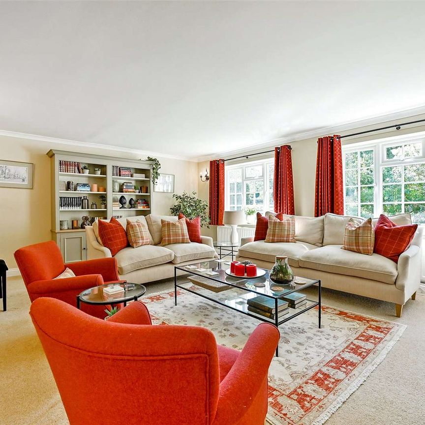 A glorious country house to rent in a secluded spot at the end of a lane, surrounded by wonderful views over its own grounds and fields beyond. - Photo 1