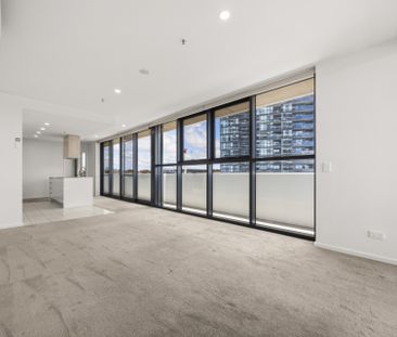 SPACIOUS TWO-BEDROOM APARTMENT WITH STUNNING VIEWS - Photo 2