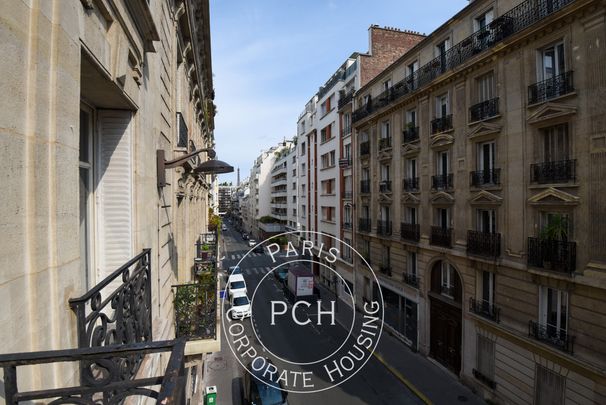 Rue Mathurin Régnier, - Photo 1