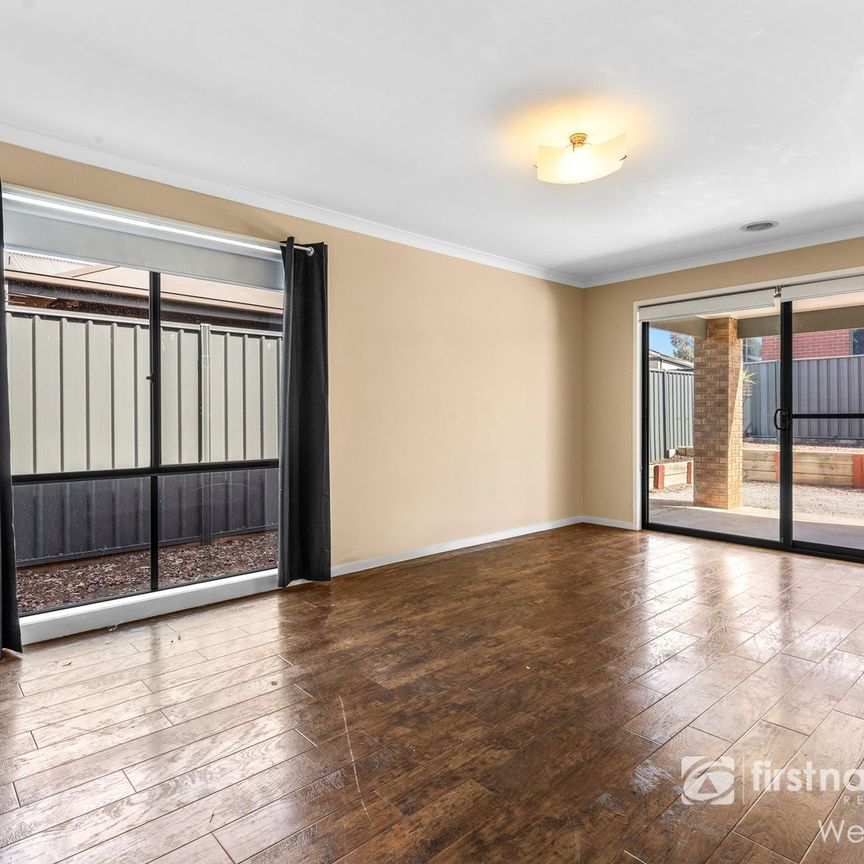 Spacious Family Living with Room for Everyone!! - Photo 1