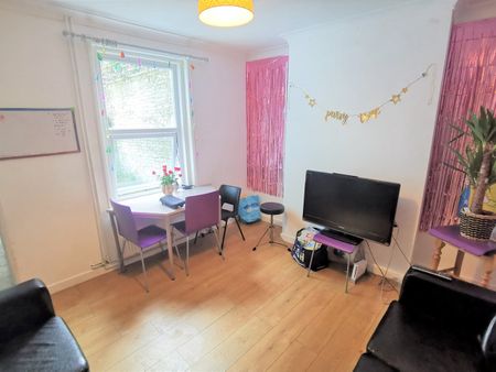 6 Bed Semi-Detached House, Argyle Villas, BN1 - Photo 2