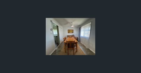 Family friendly neighbourhood_ 3 Bedroom home. - Photo 2