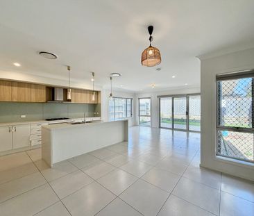 Stunning Family Home! - Photo 2