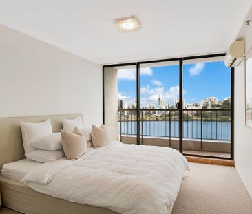 HABOURSIDE WATERFRONT APARTMENT - FURNISHED - Photo 5