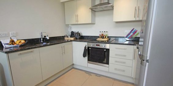 Orchard Road, TW9, London - Photo 3