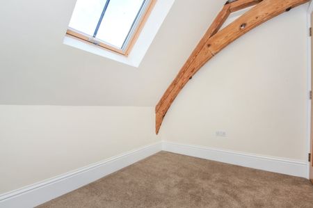 2 bedroom mews to rent - Photo 2