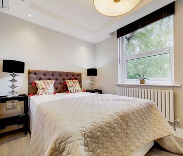 4 bedroom flat in St. Johns Wood Park - Photo 1