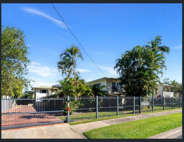 /// APPLICATION APPROVED ///// GROUND FLOOR UNIT IN SMALL COMPLEX!! - Photo 1