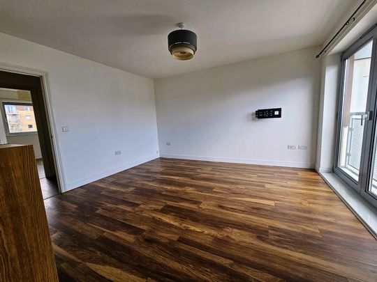 Bright & Quiet Flat in Ideal Location in Bracknell - Photo 1