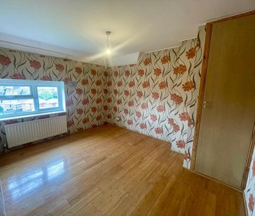 Welcome to this charming terraced house. Boasting three bedrooms, a... - Photo 6