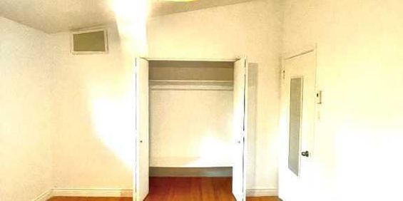 Magnifique appartement 5 ½ rénové au rez-de-chaussée, spacieux, lumineux et idéal pour familles, étudiants ou jeunes professionnels - Photo 3