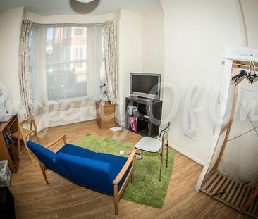 Flat 1, 18 Wellington Square, NG7 1NG, NOTTINGHAM - Photo 3