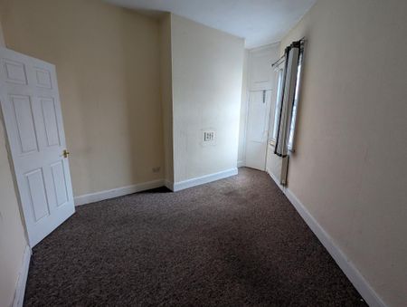 3 bedroom flat to rent - Photo 3