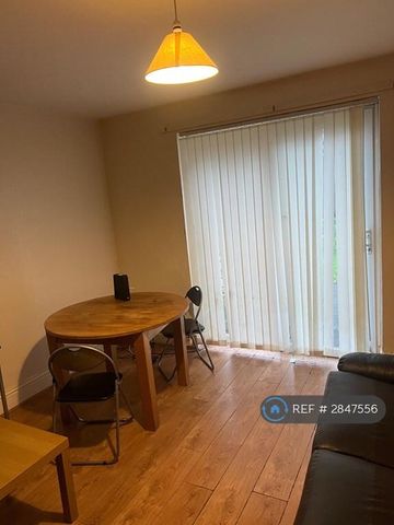 4 bedroom semi-detached house to rent - Photo 3