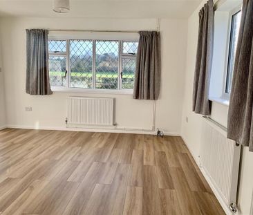 3 bedroom detached bungalow to rent - Photo 3