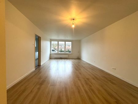 Gerenoveerd gelijklvloersappartement met 2 slaapkamers en garagebox - Photo 2