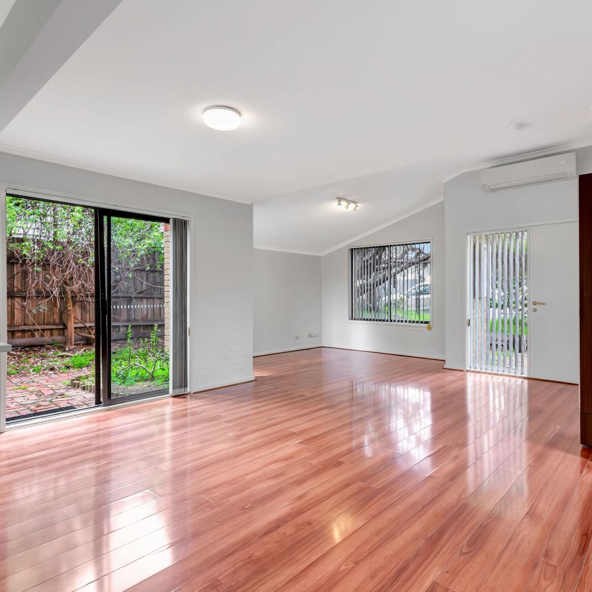 Spacious Townhouse in fantastic location - Photo 1