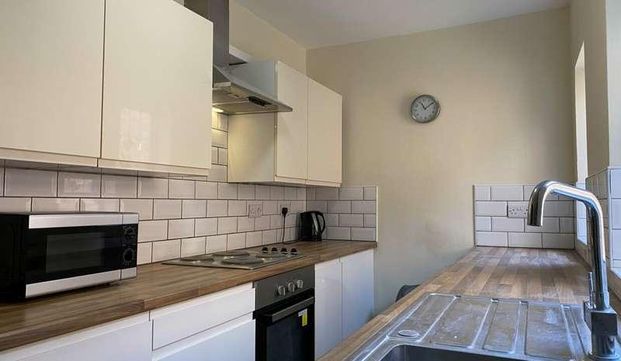 Large Property // Spare Room // Available Now!, LN5 - Photo 1