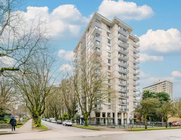 UNIQUELY LAID OUT RENOVATED SOUTH EAST FACING BACHELOR APARTMENT WITH CORNER BALCONY IN HEART OF WEST END | 1460 Barclay Street, Vancouver - Photo 1