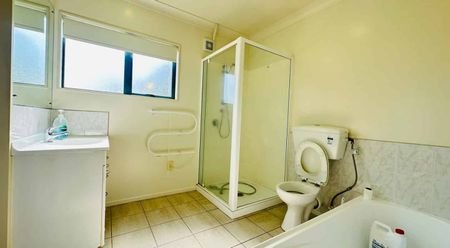 Newly Renovated Family Home in Prime Pakuranga Location” - Photo 3