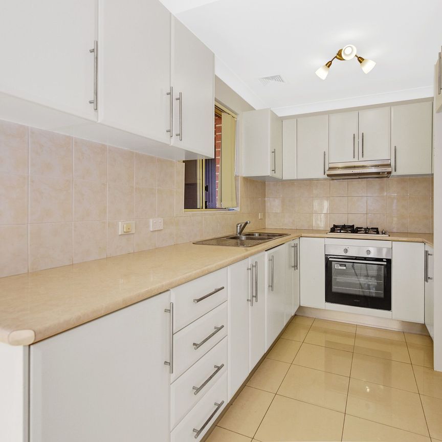Spacious 2 Bedroom Townhouse $750 per week! - Photo 1