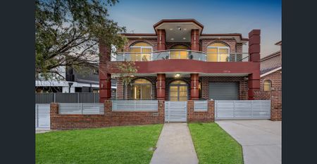 Spacious Family Residence! - Photo 3