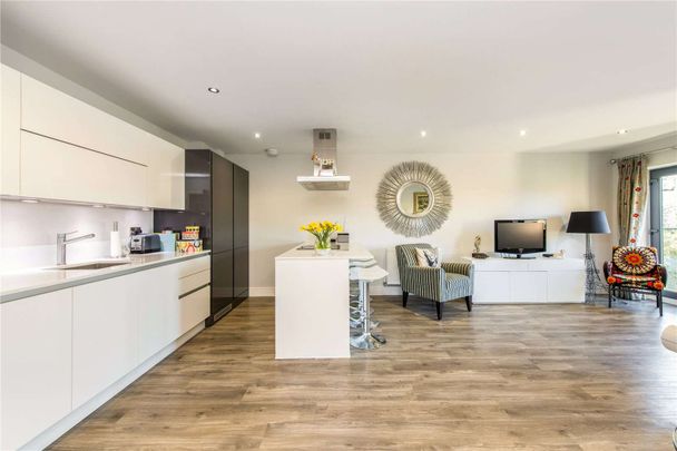 Stylish three bedroom apartment with balcony available early December and unfurnished. - Photo 1