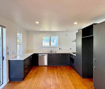 Renovated four bedroom family home in Forrest Hill - Photo 3