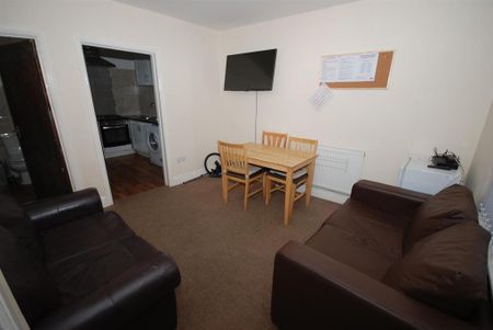 4 bedroom flat to rent - Photo 2