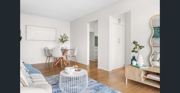 Light Filled & Renovated with Shimmering City Skyline & Harbour Views - Photo 1