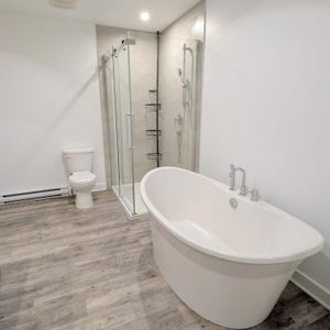 Immeuble - 182 Rue Chevrefils, Saint-Rémi Appartement Style Maison De Ville 5 ½ Rénové à Louer – Saint‑Rémi - Photo 2