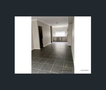 Contemporary TWO Bedroom Townhouse in Cranbourne North - Photo 2