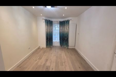 4 Bed End Terrace, Meadow View Road, CR7 - Photo 2