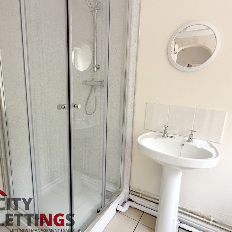 4 Bedroom Semi-Detached House - Photo 1