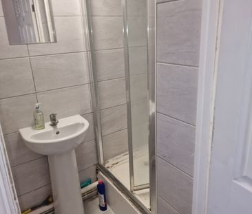 Self contained studio flat for couples only- Loft converted- 850 pc... - Photo 5