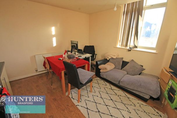 2 bedroom Flat To Let - Photo 1